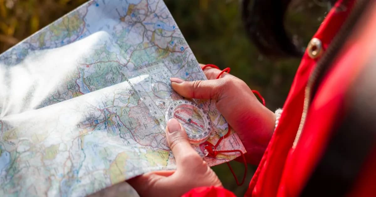 Peta Ordnance Survey digunakan untuk navigasi di alam terbuka
