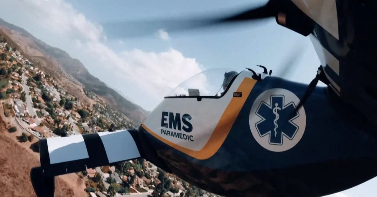 Petugas medis darurat menggunakan pesawat eVTOL BlackFly di California Utara