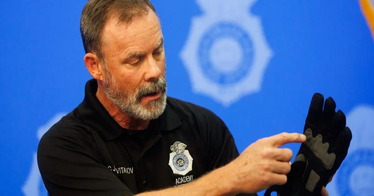 Petugas Polisi Omaha Jason Cvitanov menunjukkan bantalan kontak pada G.L.O.V.E. dari Compliant Technologies saat wawancara