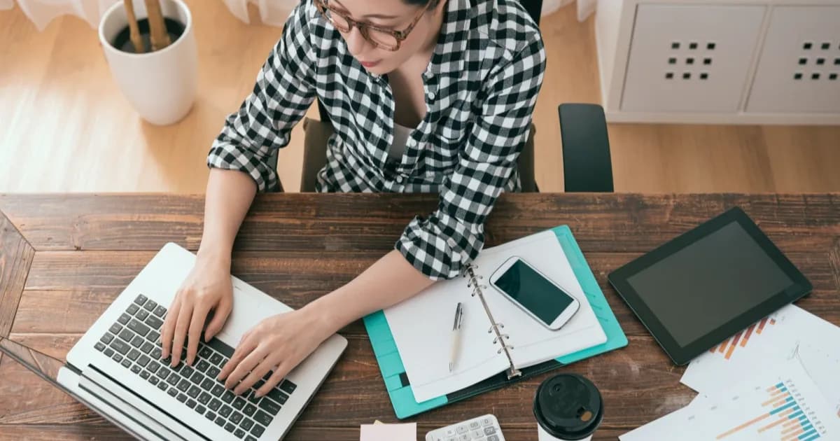 Ilustrasi berbagai cara mendapatkan software gratis dan diskon untuk produk teknologi