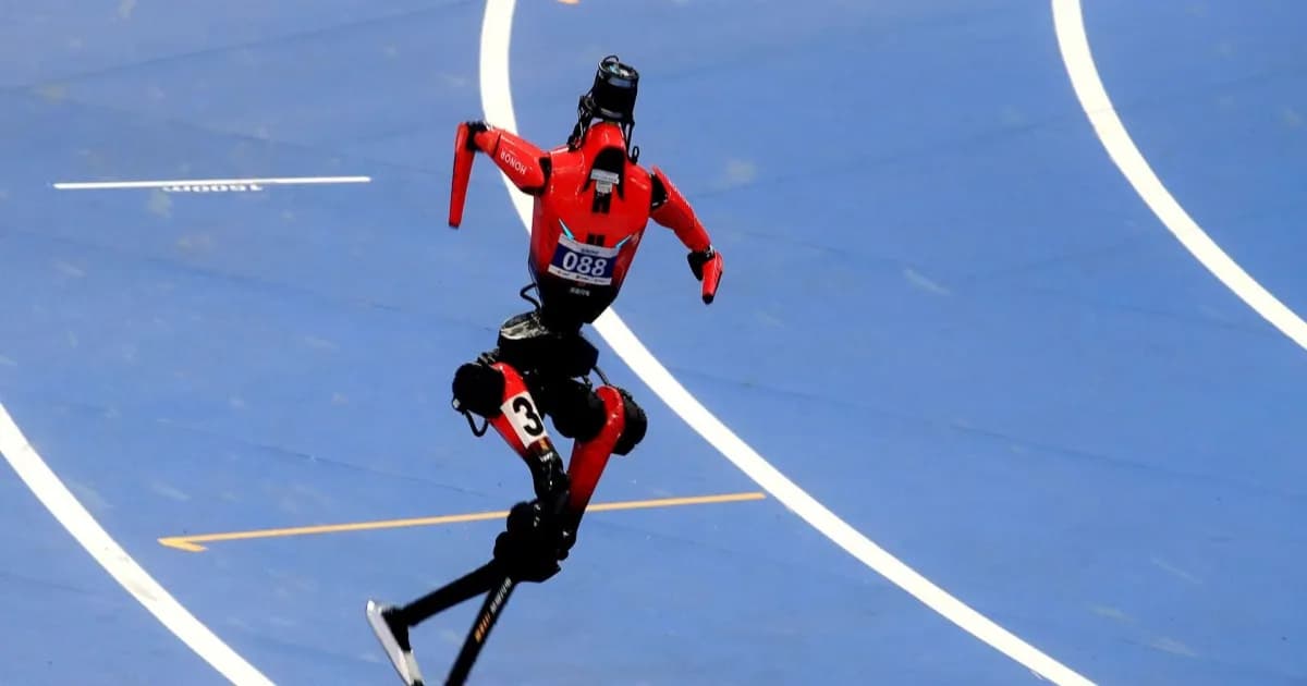 Robot humanoid Tiangong Ultra dan Honor's Lightning berlari kencang di World Humanoid Robot Games Beijing