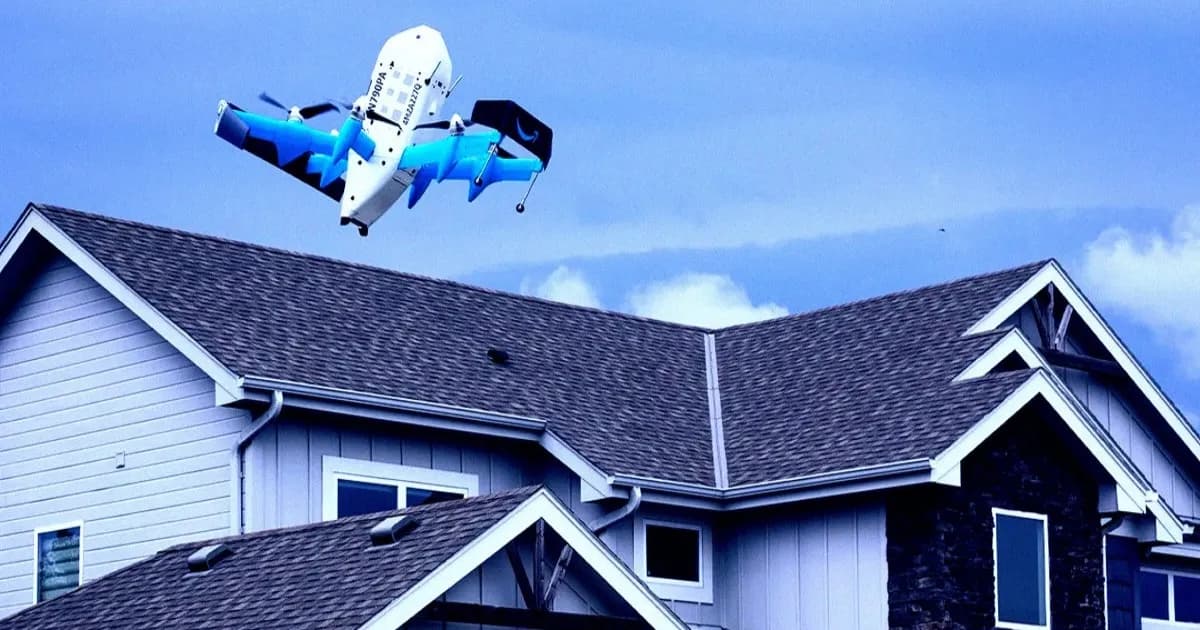 Drone Amazon MK-30 tengah menjatuhkan paket ke kolam renang pelanggan di Texas
