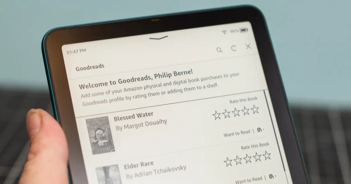 Kindle Paperwhite menampilkan layar selamat datang Goodreads dan ulasan bintang untuk buku yang baru dibaca termasuk Blessed Water oleh Margot Douaihy