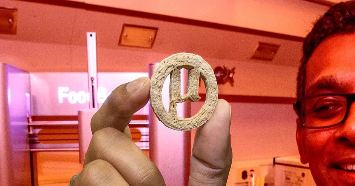 Peneliti memegang kue hasil cetak 3D yang terbuat dari limbah plastik yang diolah dengan ragi rekayasa genetika