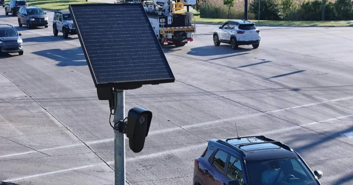 Kamera Flock Safety terpasang di tiang lampu jalan untuk membaca pelat nomor kendaraan