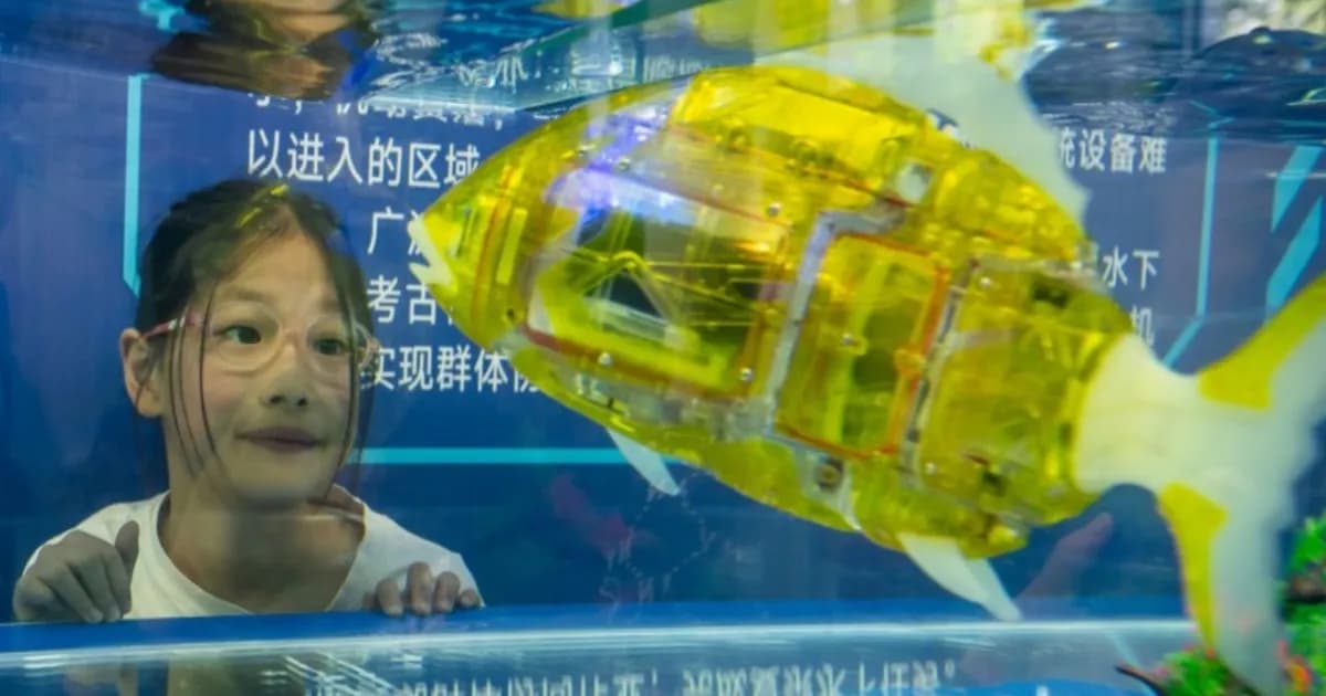 Robot humanoid China melakukan atraksi di pameran karnaval robot Shanghai
