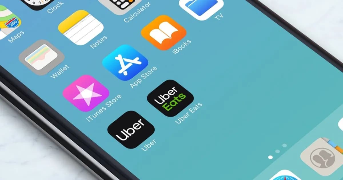 Ilustrasi aplikasi Uber di layar smartphone