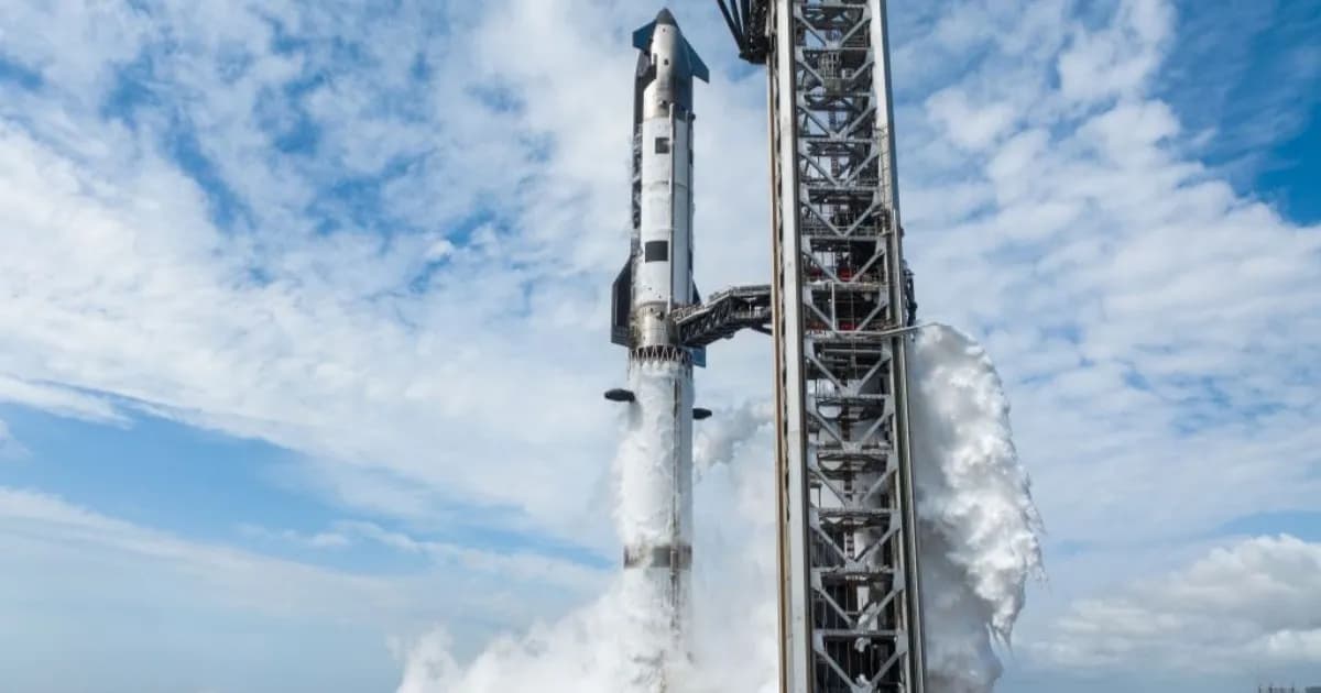 Ilustrasi roket Starship SpaceX di landasan peluncuran Starbase baru di Louisiana