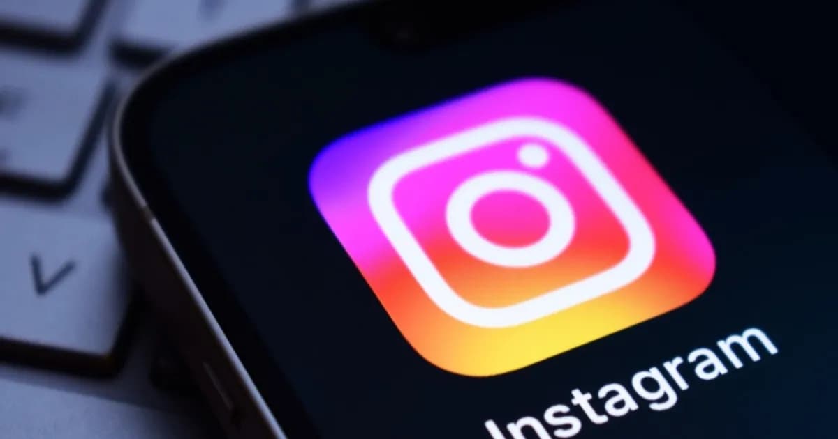 Ilustrasi logo aplikasi Instagram pada layar ponsel yang menunjukkan pengaturan akun privat