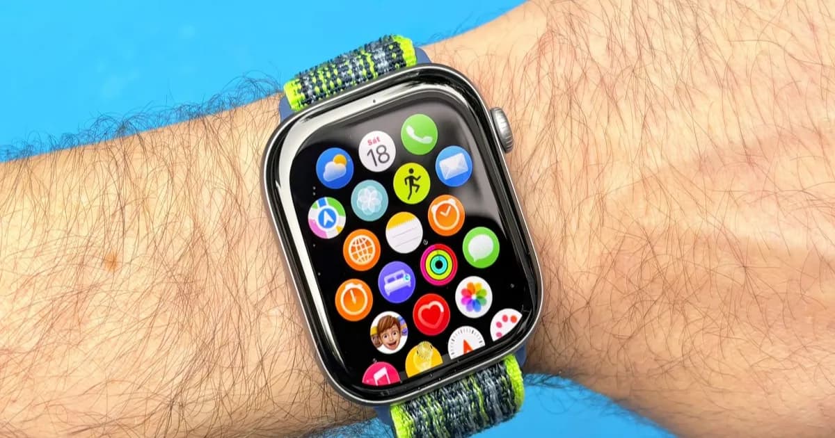 Ilustrasi Apple Watch Series 12 dengan layar menampilkan grid aplikasi di pergelangan tangan pengguna