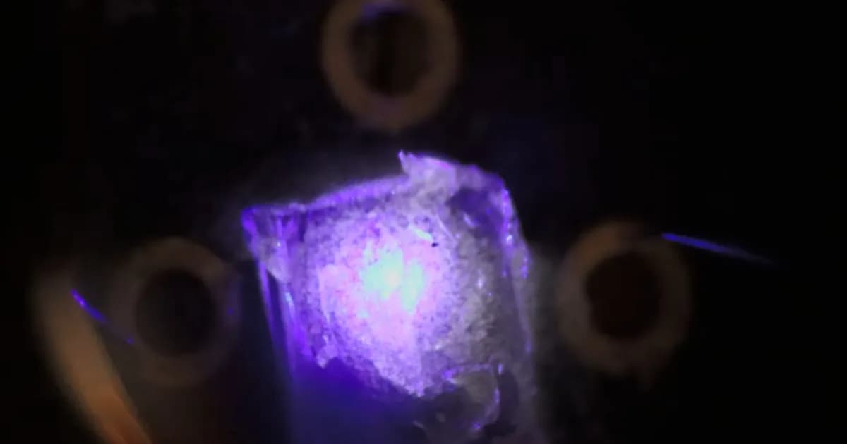 Ilmuwan DIY membuat LED biru di cleanroom rumah dengan peralatan rakitan sendiri