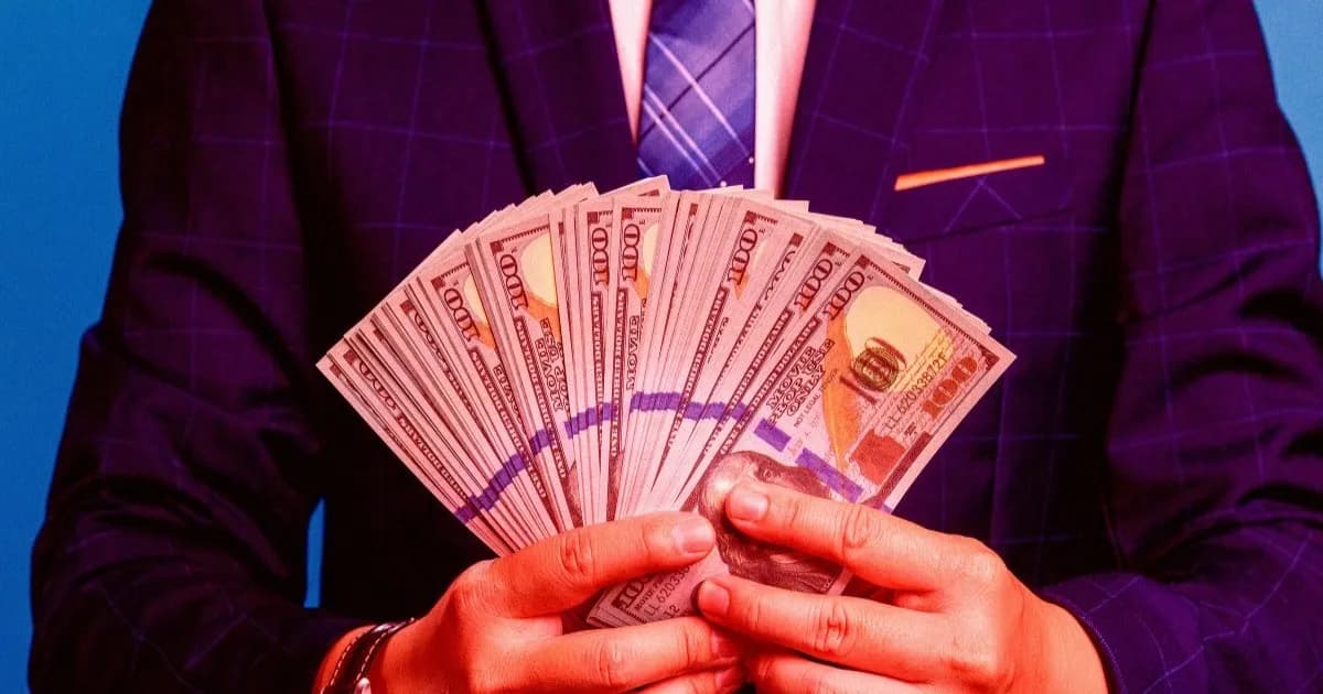 Ilustrasi gaji karyawan Microsoft yang bocor dengan tumpukan uang dolar
