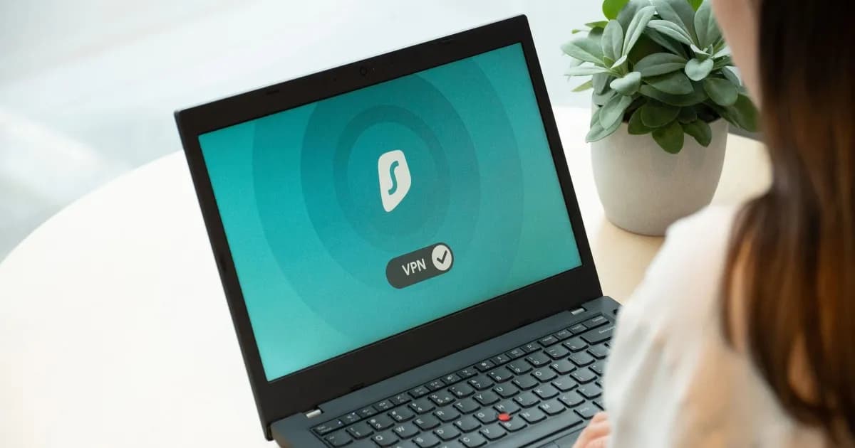 Ilustrasi web content blocker Surfshark yang kini mendukung protokol Dausos