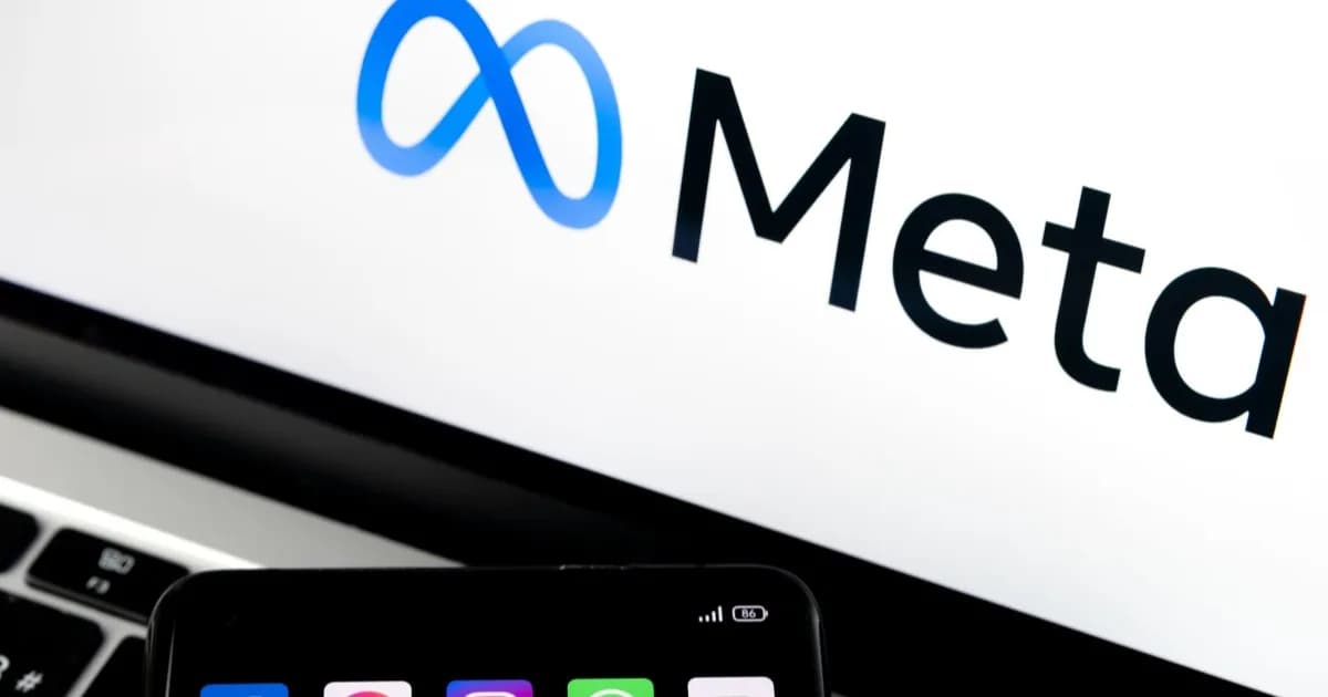 Siluet smartphone dengan logo aplikasi Facebook, Messenger, WhatsApp, Instagram, Oculus dan logo META yang buram di latar belakang