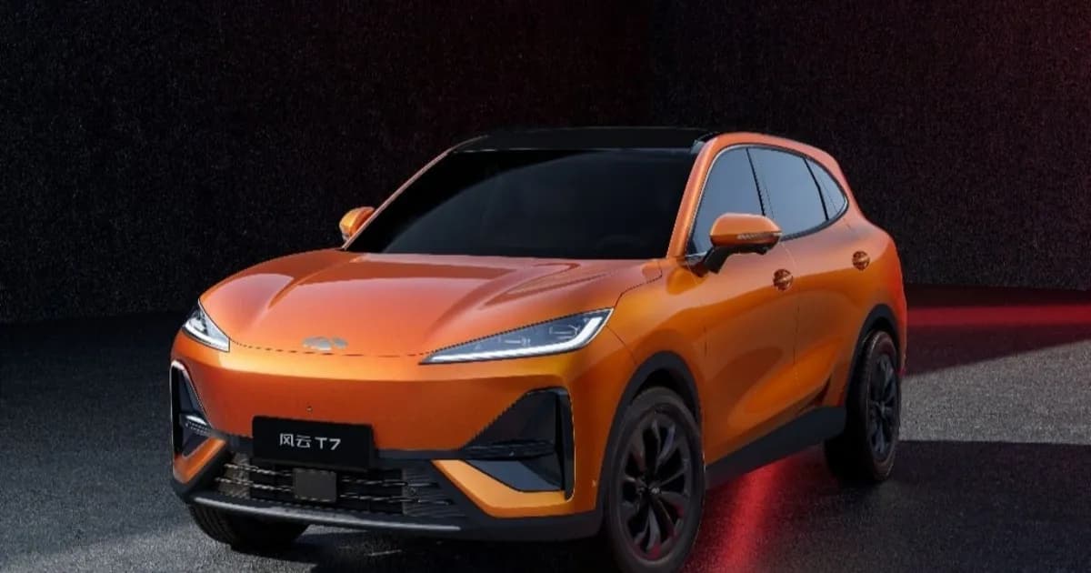 Chery Fulwin T7 tampak depan dengan desain gril tertutup dan lampu wind-blade khas mobil listrik