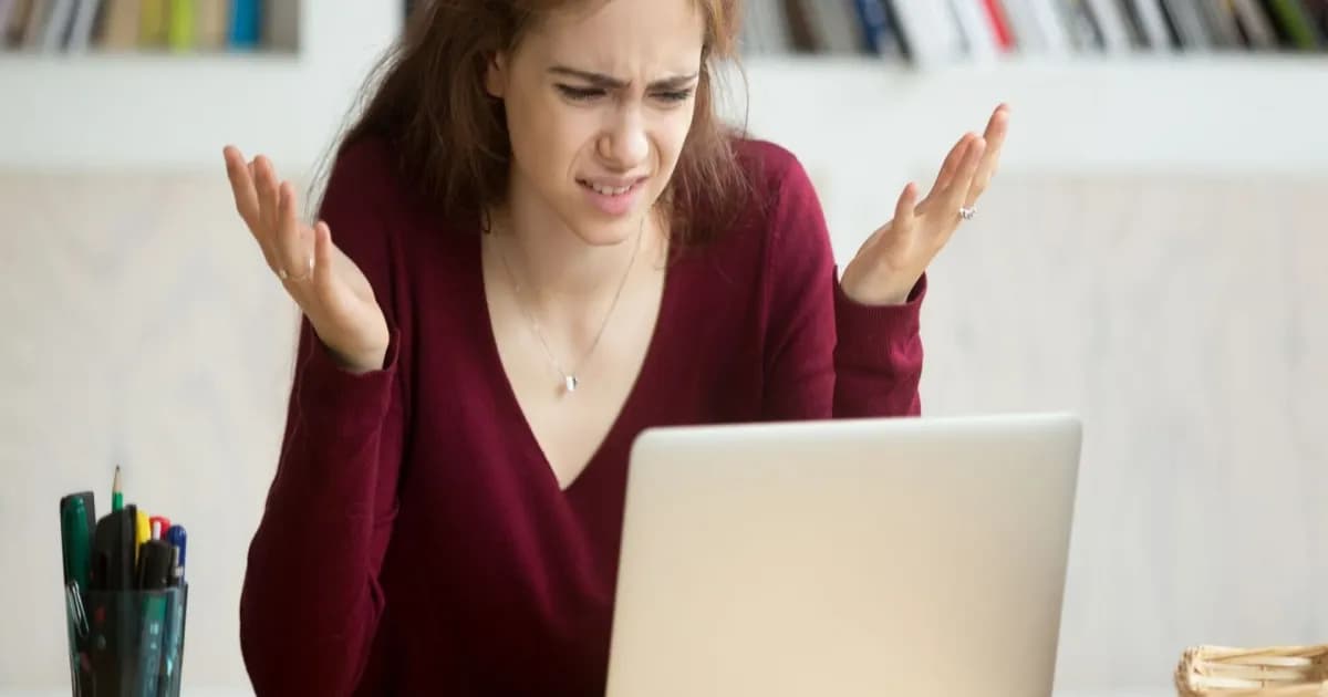 Ilustrasi pengguna frustrasi dengan laptop Windows 11 yang mengalami bug
