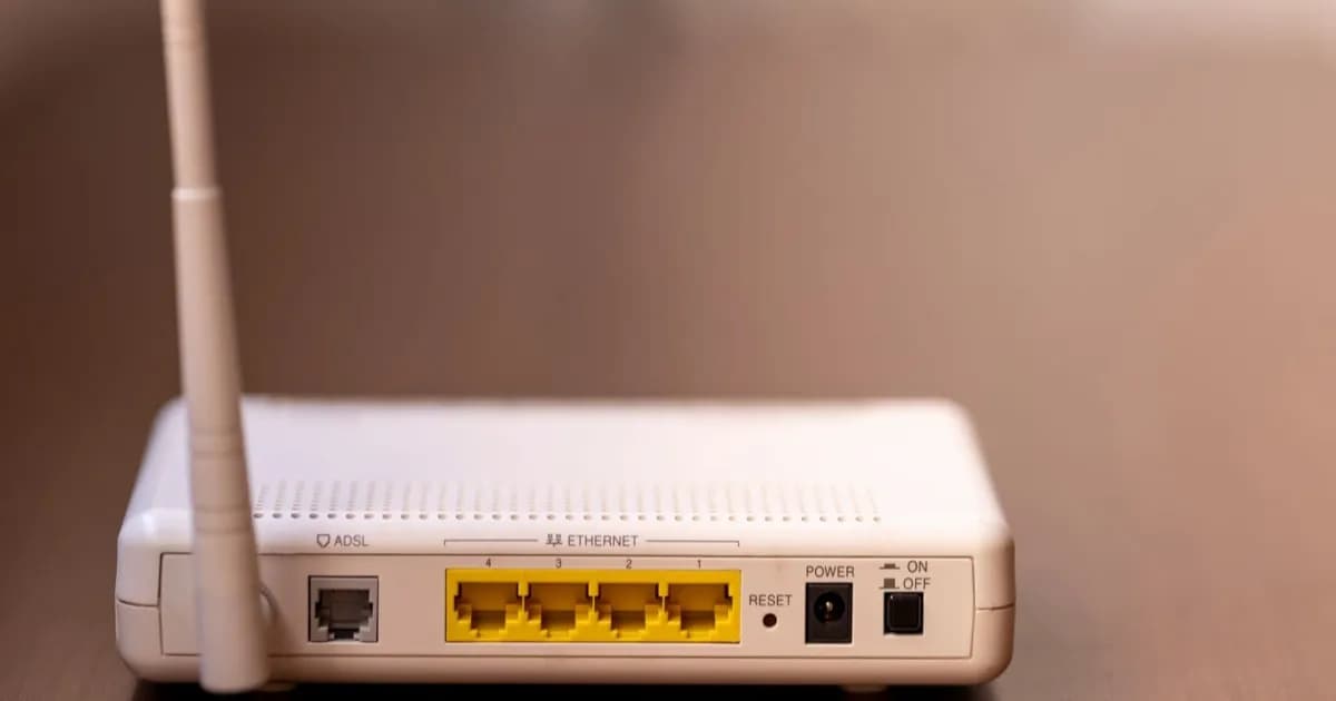 Ilustrasi keamanan siber router dengan latar gelap