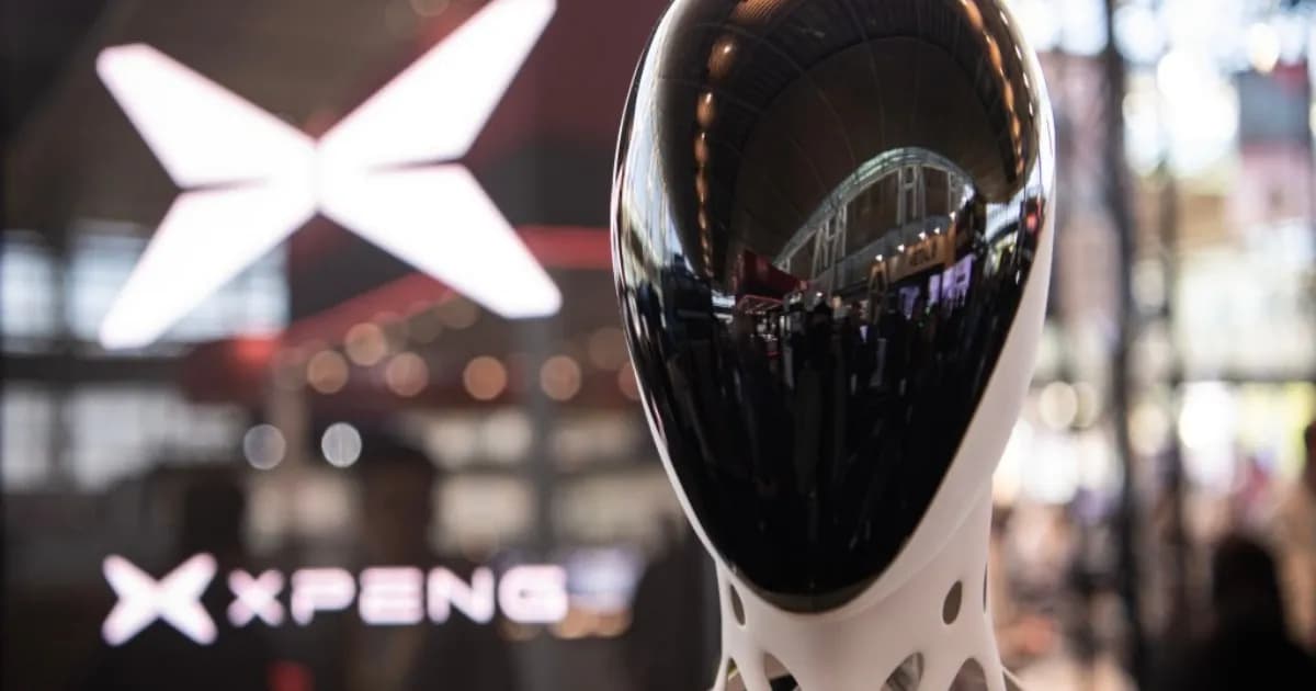 Robot humanoid Iron milik unit robotika Xpeng dengan desain menyerupai manusia