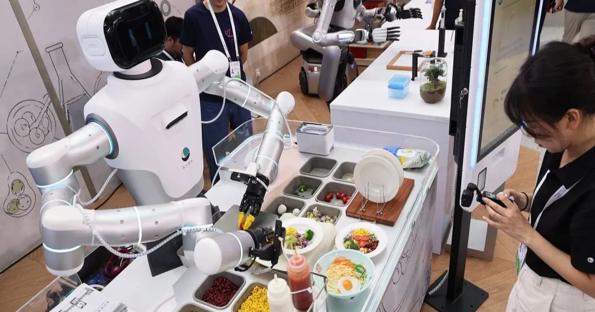 Robot humanoid menyiapkan makanan sehat di World AI Conference 2026 Beijing