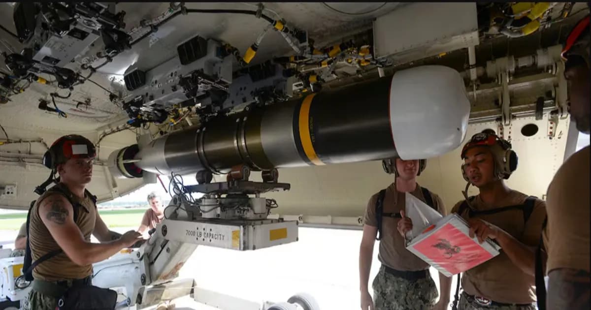 Ilustrasi torpedo Silent Anvil yang meluncur di udara sebelum masuk ke laut