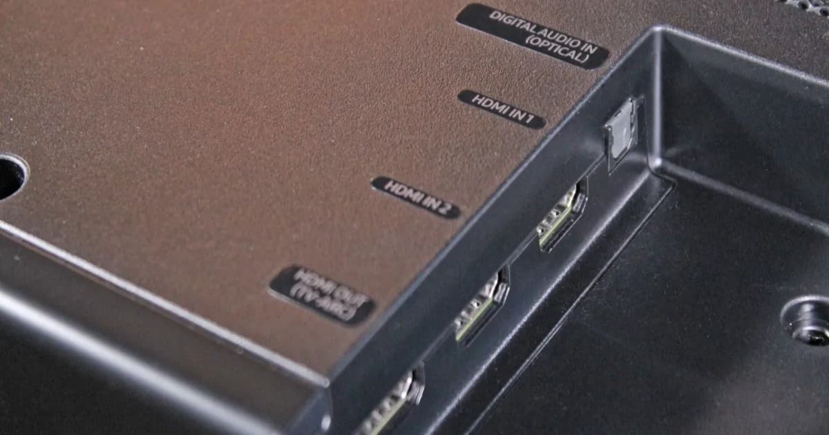 Ilustrasi port HDMI pada soundbar yang mendukung fitur HDMI passthrough untuk koneksi perangkat tambahan