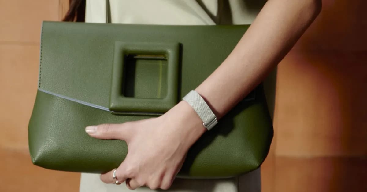 Ilustrasi fitness tracker dengan berbagai metrik kesehatan yang ditampilkan di layar