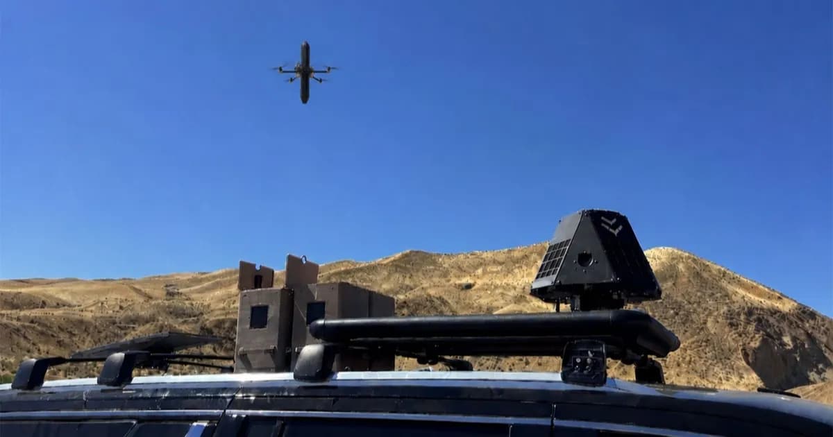 Sistem anti-drone portabel Spike dari Mara dalam bentuk ransel dengan interceptor otonom Seeker