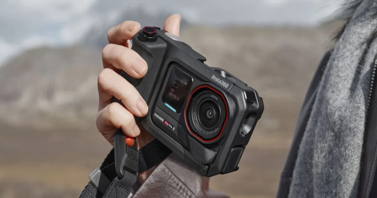 Insta360 Ace Pro 2 action camera dengan grip accessory di tangan pengguna