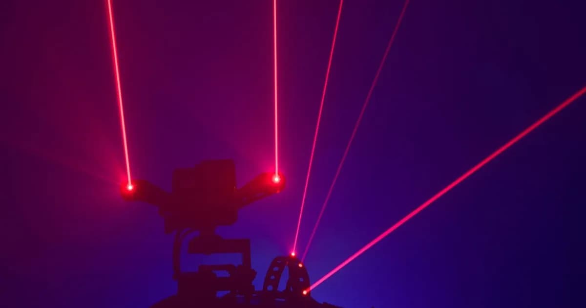 Sistem laser anti-drone militer AS yang dipasang pada kendaraan untuk menembak jatuh drone kartel Meksiko