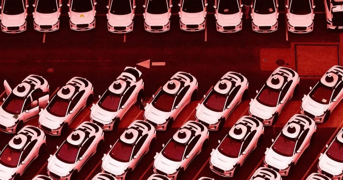 Robotaxi Waymo melintas di jalanan kota Atlanta dengan pengemudi rideshare yang memprotes di latar belakang