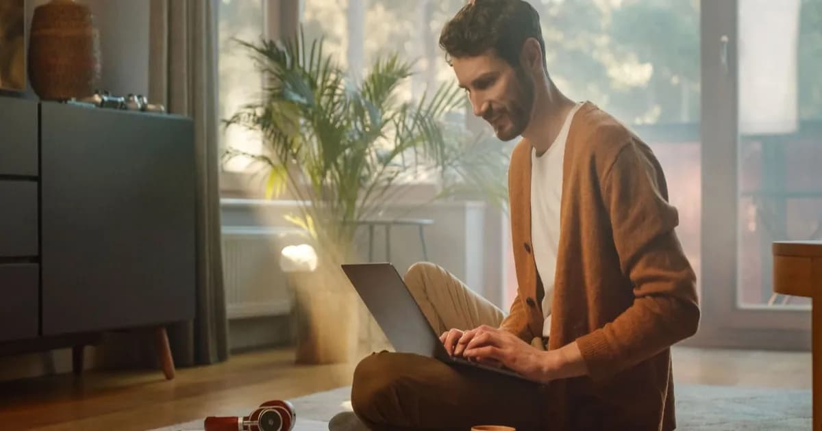 Ilustrasi seseorang bekerja dari rumah dengan laptop dan catatan produktivitas