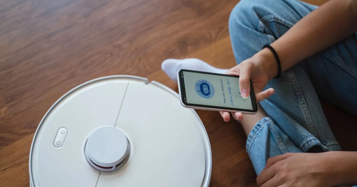 Ilustrasi robot vacuum yang merekam aktivitas di dalam rumah