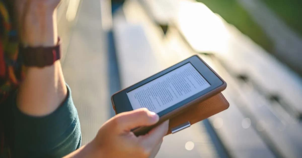 Ilustrasi fitur Expert Intelligence Google yang menghubungkan Gemini Notebook dengan Google Play Books untuk pengalaman membaca ebook interaktif
