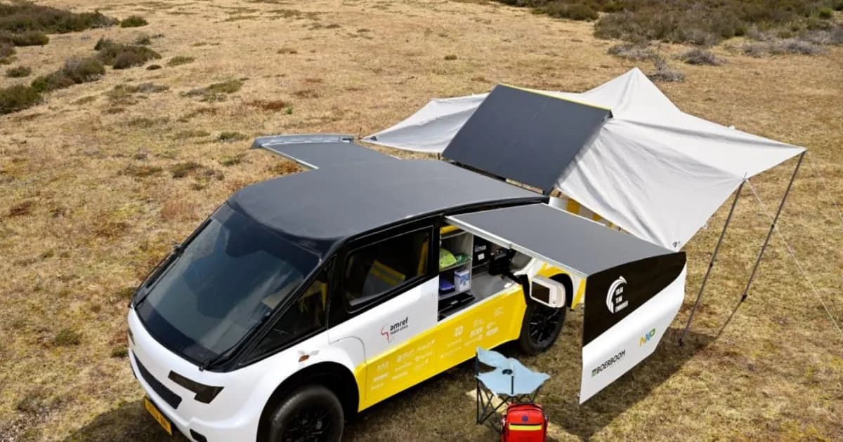 Tim Solar Team Eindhoven bersama Stella Juva, ambulans tenaga surya pertama di dunia