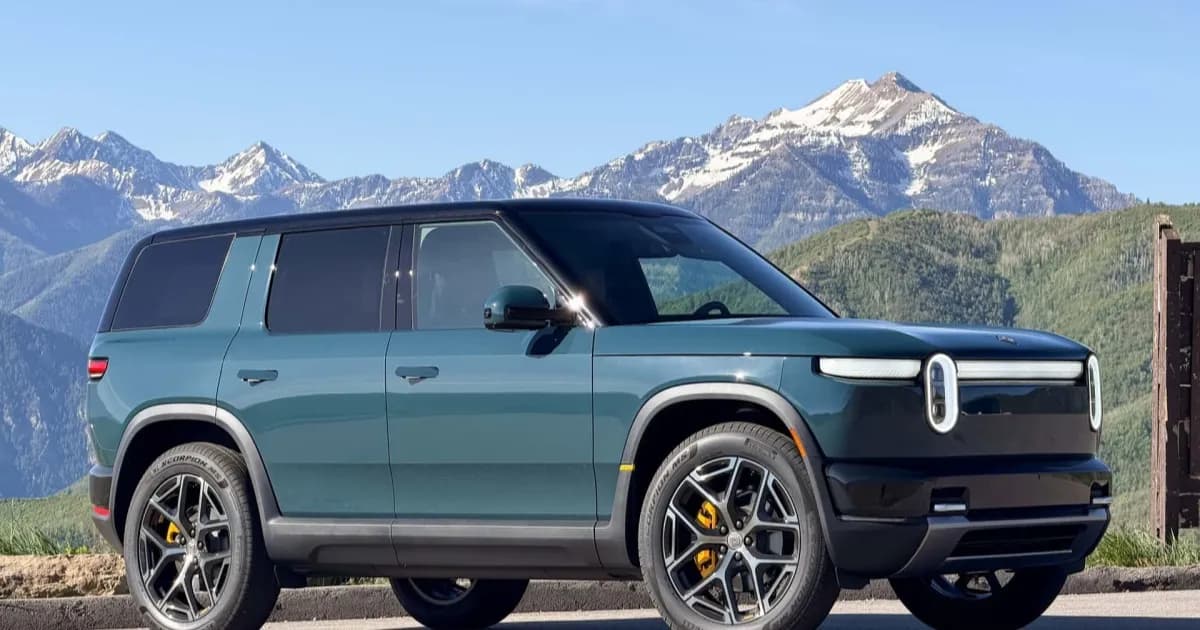 Rivian R2 sedang melakukan drifting di sirkuit dengan asap ban mengepul