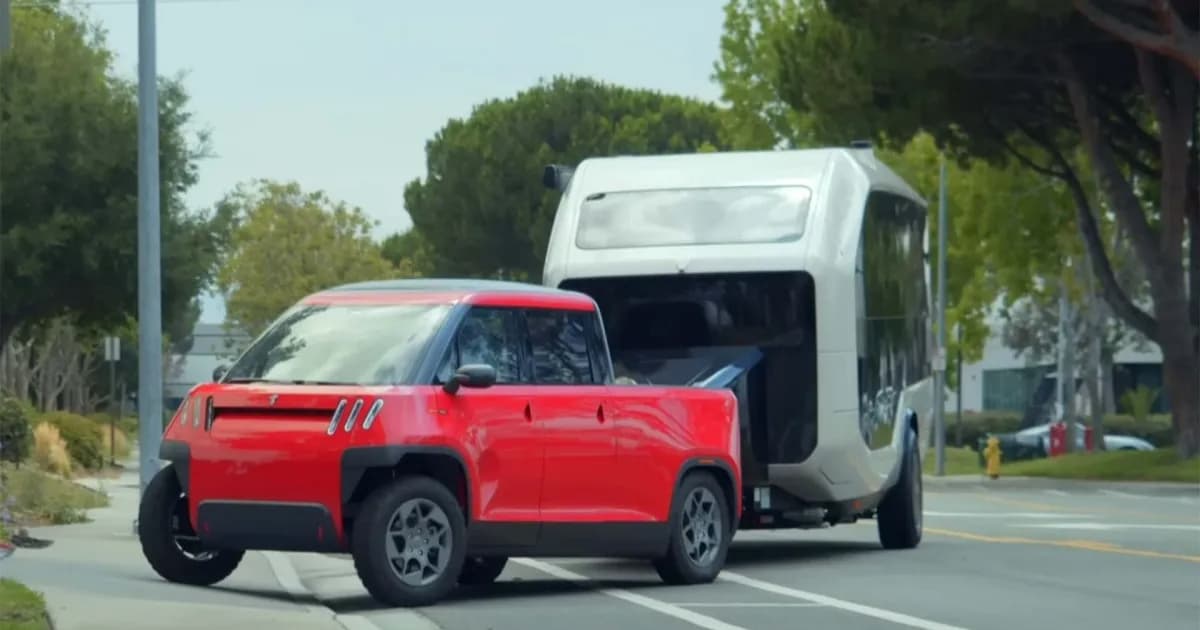 Telo MT1 truk listrik mungil sedang menarik camper listrik Pebble Flow di jalan raya