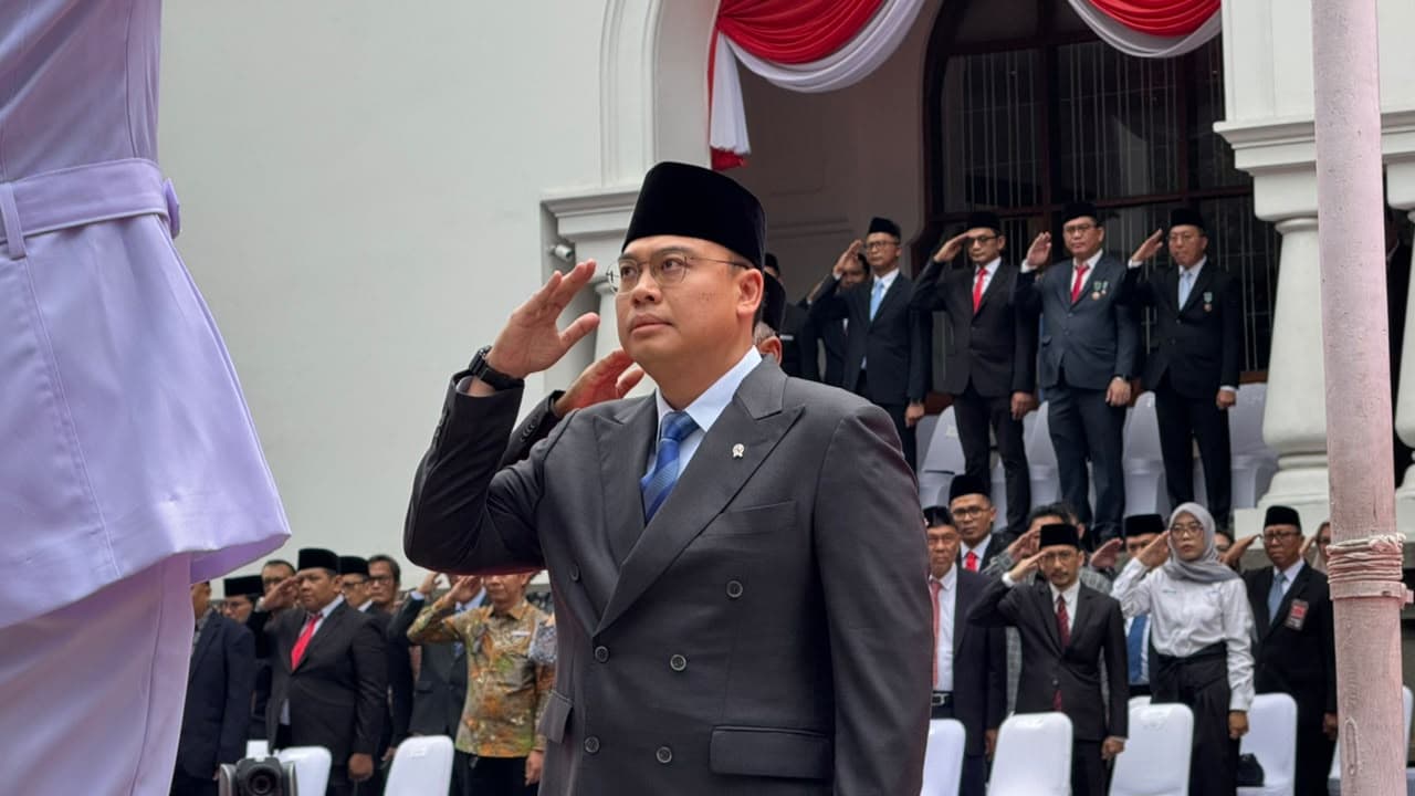 Wamen Komdigi Pimpin Upacara Hari Bhakti Postel ke-81 di Bandung