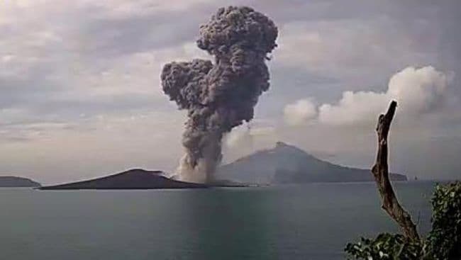 Menkomdigi Imbau Warga Pantau Info Erupsi Gunung Anak Krakatau dari Sumber Resmi