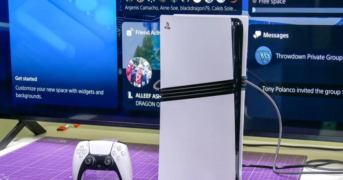 Konsol Sony PS5 Pro dalam posisi berdiri dengan latar belakang biru