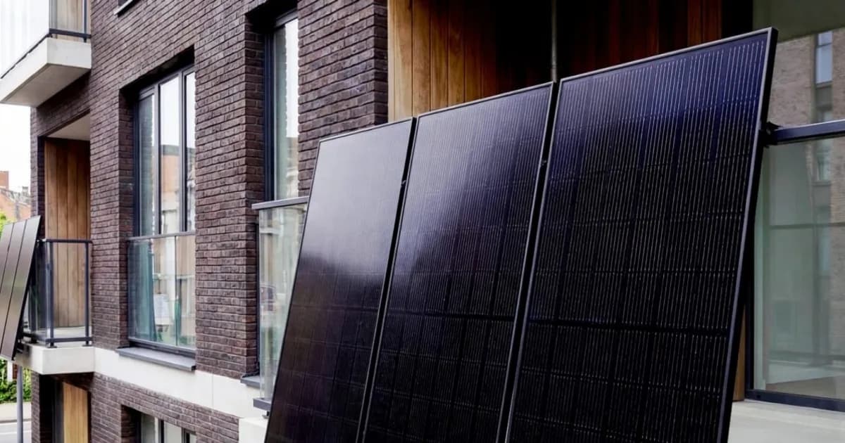 Panel surya plug-in New Jersey di balkon apartemen dengan microinverter