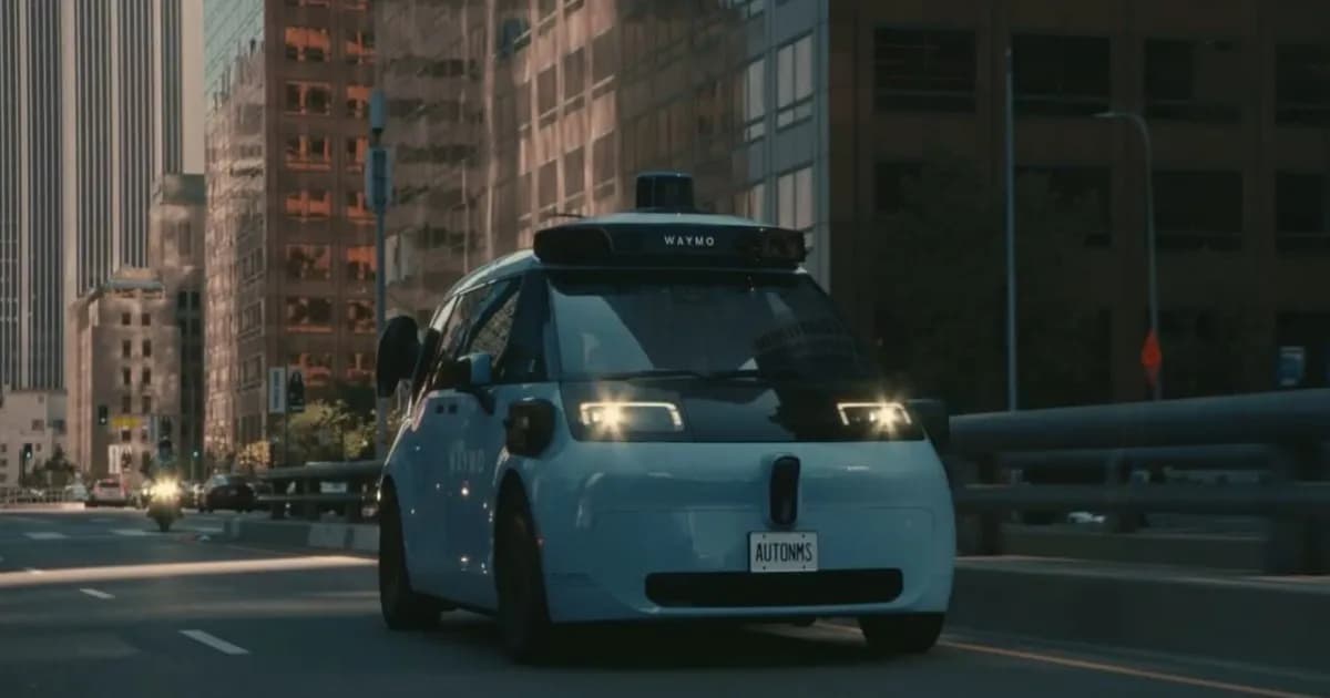 Kendaraan robotaxi Waymo tanpa pengemudi melintas di jalanan kota