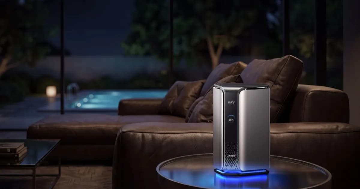 Anker MindBase di atas meja samping di ruang tamu