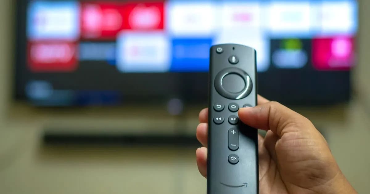 Ilustrasi Fire TV Stick yang terhubung ke televisi untuk streaming