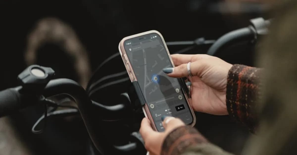 Ilustrasi Comodule Astra yang terpasang pada e-bike dengan aplikasi pelacakan di smartphone