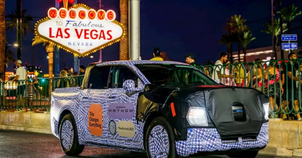 Prototipe Ford Fathom dengan kamuflase sedang diuji di jalanan Las Vegas