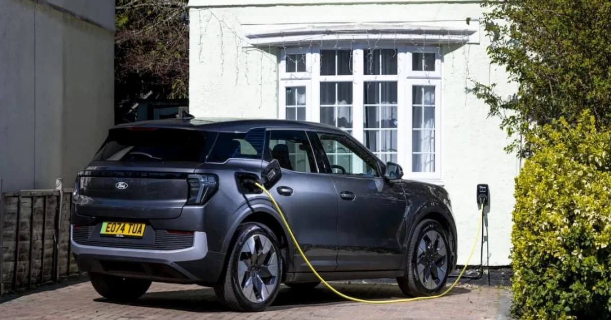 Grafik penjualan mobil listrik Inggris Agustus yang menunjukkan BEV 30 persen mengungguli powertrain lain