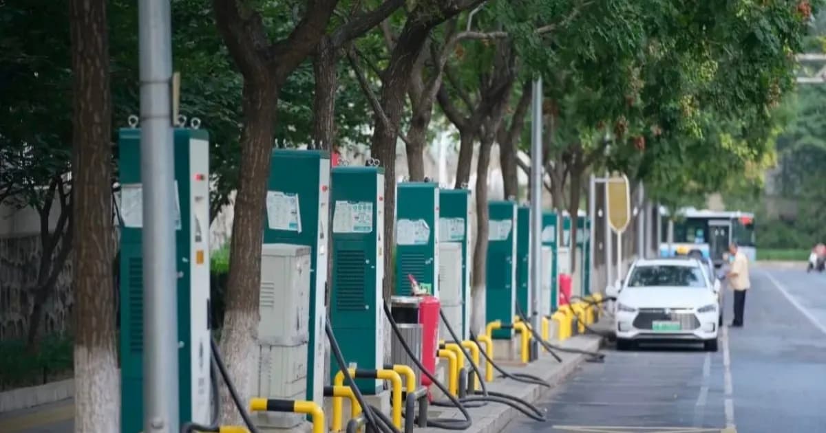 Titik pengisian daya kendaraan listrik di jalanan China dengan infrastruktur pendukung EV