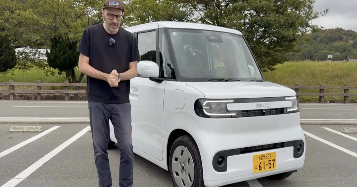BYD Racco kei car listrik diparkir di jalanan Himeji Jepang dengan latar kota