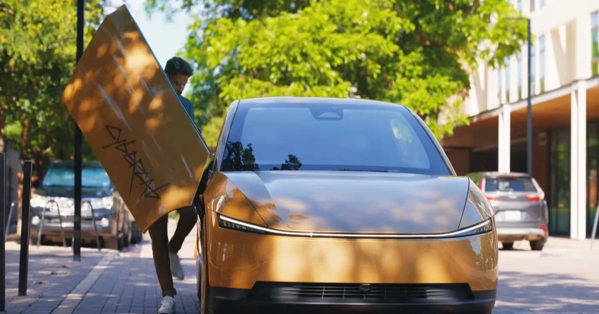 Tesla Cybercab berwarna emas melaju di jalanan Austin tanpa pengemudi untuk layanan robotaxi
