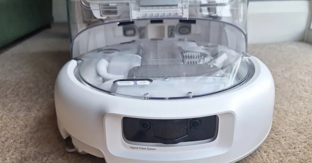 DJI Romo 2 robot vacuum generasi kedua dengan desain transparan
